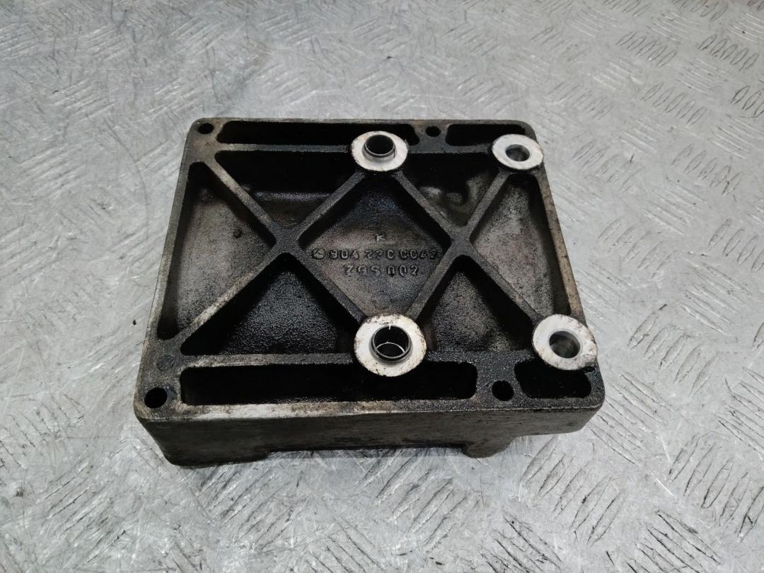 кронштейн компрессора кондиционера Mercedes-Benz Atego 1 поколение 2008, 6.4 л., дизель, 9042300042 - фото №1