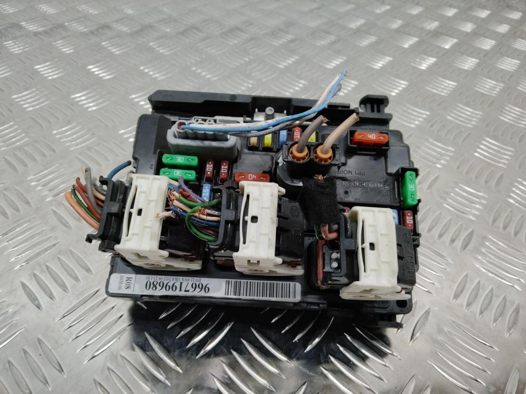 блок предохранителей Citroen C3 2 поколение 2010, 9667199680, R08 - фото №1