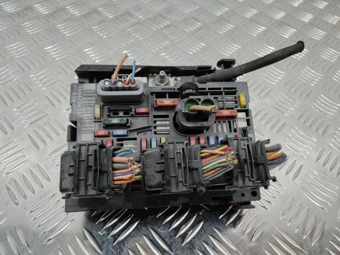 блок предохранителей Peugeot 308 T7 2008, R06, 9664706380 - фото №1