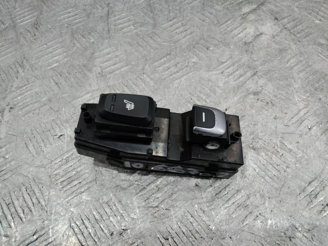 кнопка стеклоподъемника двери задней правой Kia Sportage 4 поколение 2016, 93590F1020 - фото №1