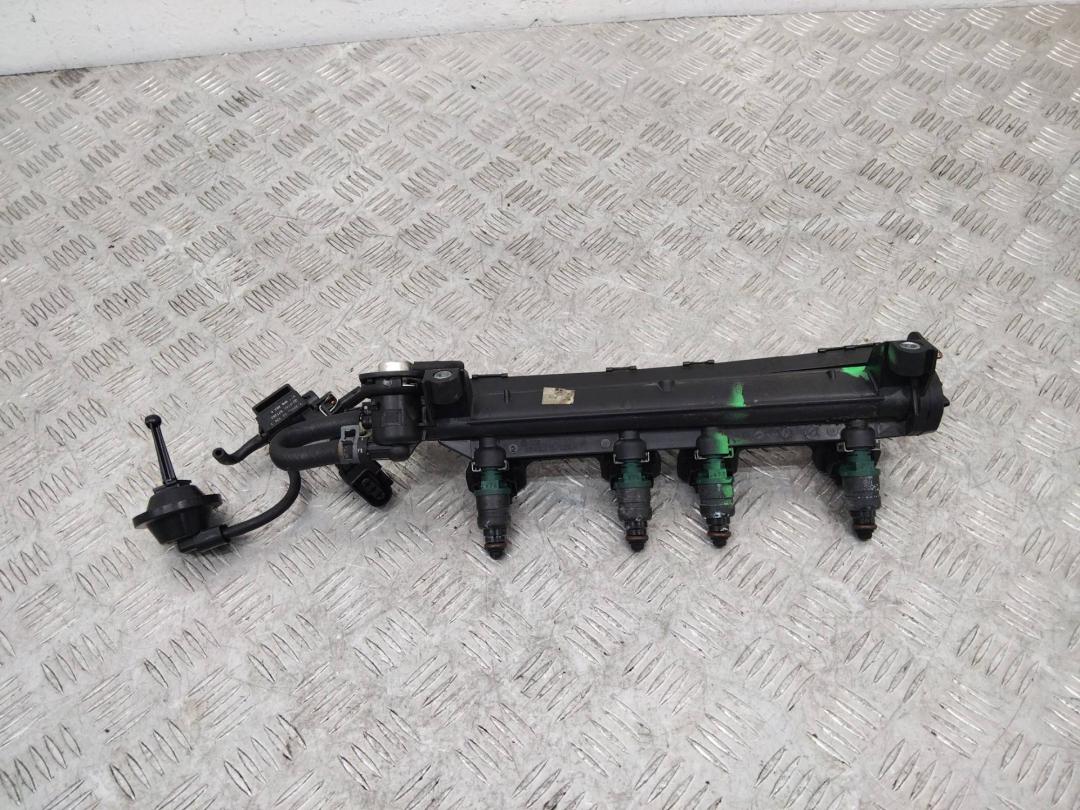 топливная рампа Volkswagen Golf 4 поколение 1997, 1.6 л., бензин, 06A133317A - фото №1