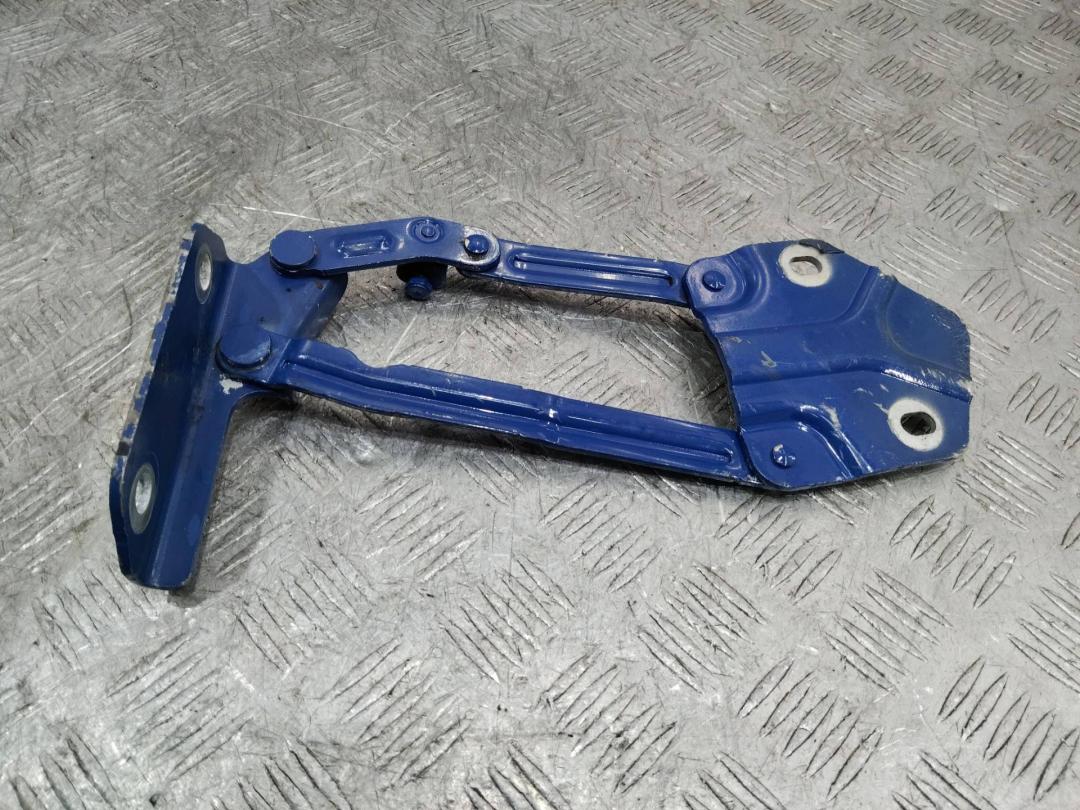 петля капота правая Volkswagen Caddy 3 поколение 2007, 1T0823302 - фото №1