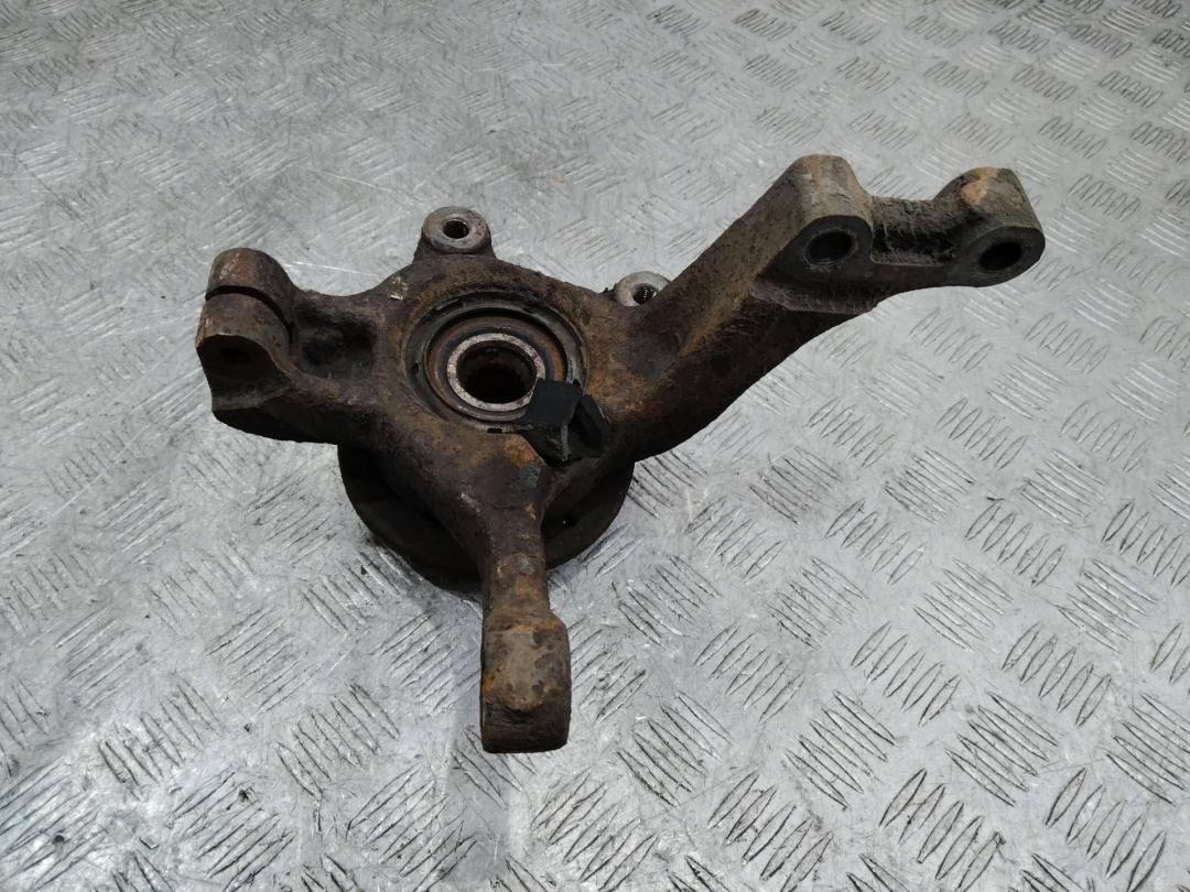 кулак поворотный правый Renault Sandero 1 поколение 2010, 1.4 л., бензин - фото №1