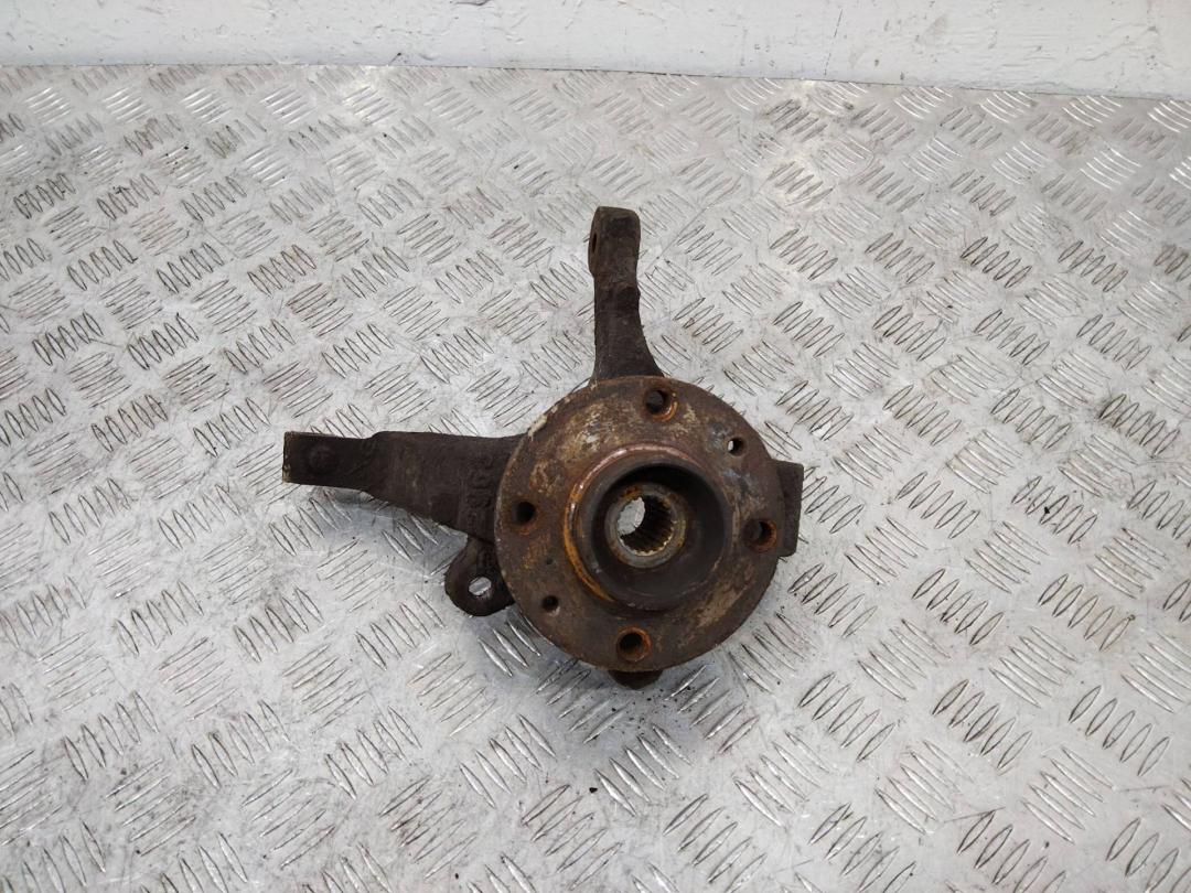 кулак поворотный левый Renault Sandero 1 поколение 2010, 1.4 л., бензин - фото №1