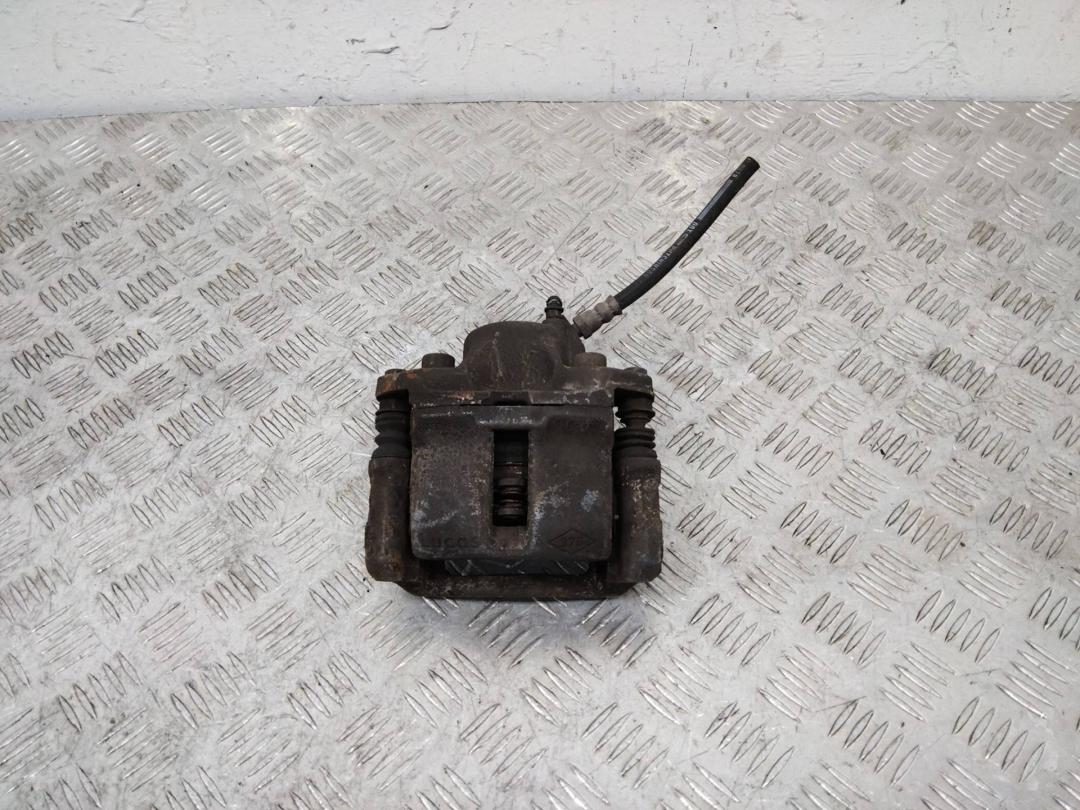 суппорт передний левый Renault Sandero 1 поколение 2010, 1.4 л., бензин - фото №1