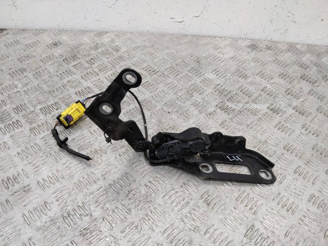 петля капота правая Porsche Panamera 970 2011, 97051115202 - фото №1