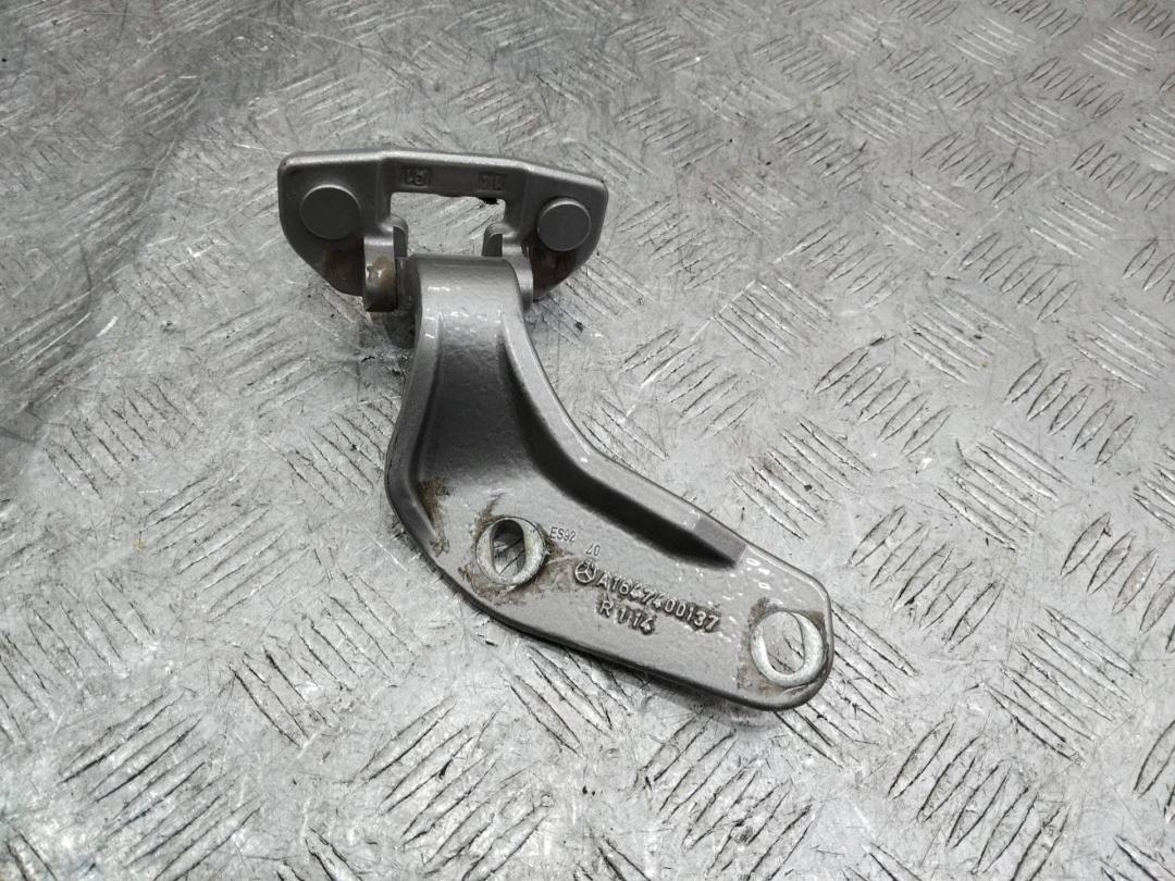 петля крышки багажника Mercedes-Benz M-Класс W164 2007, 3.0 л., дизель, A1647400137 - фото №1