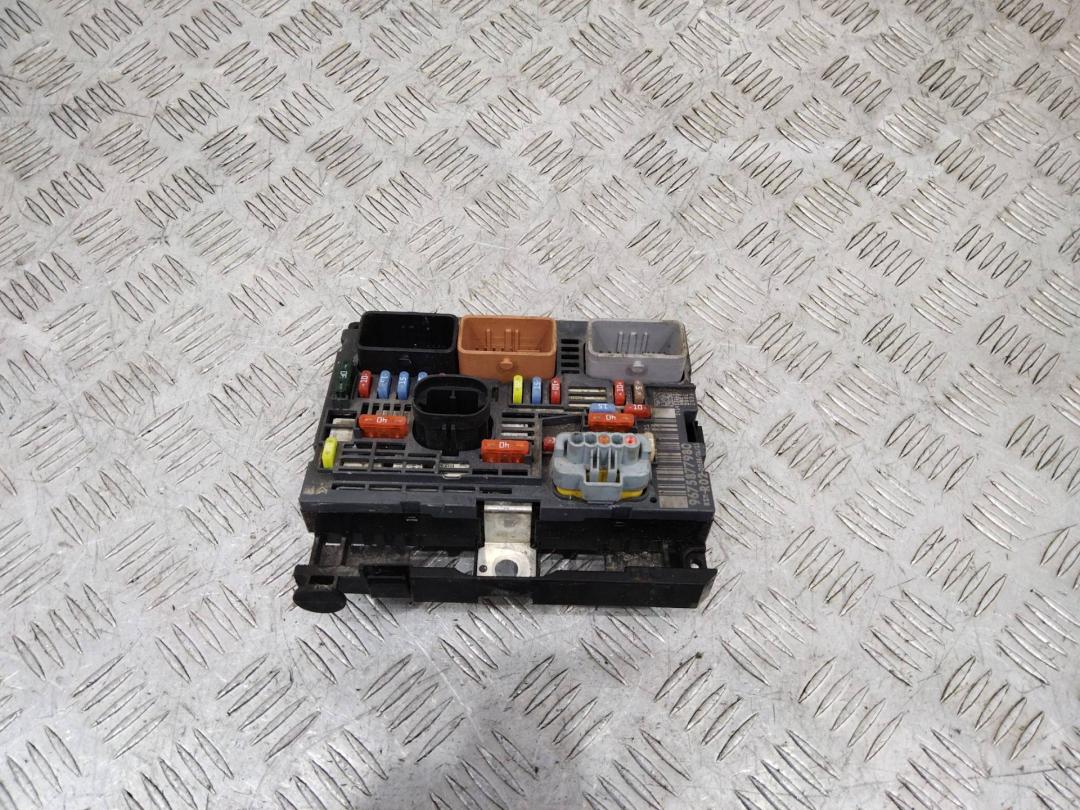 блок предохранителей Peugeot 5008 1 поколение 2011, 9675877980, R02 - фото №1