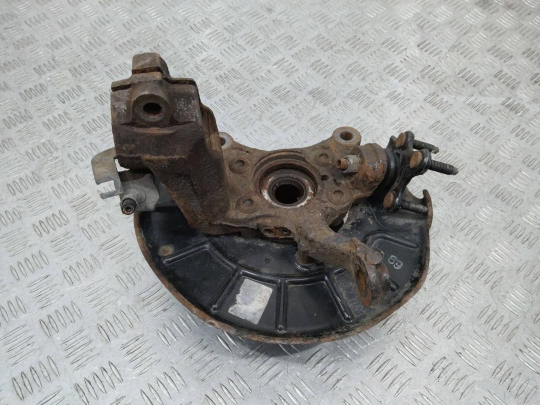 кулак поворотный левый Volkswagen Tiguan 1 поколение 2008, 2.0 л., дизель - фото №1