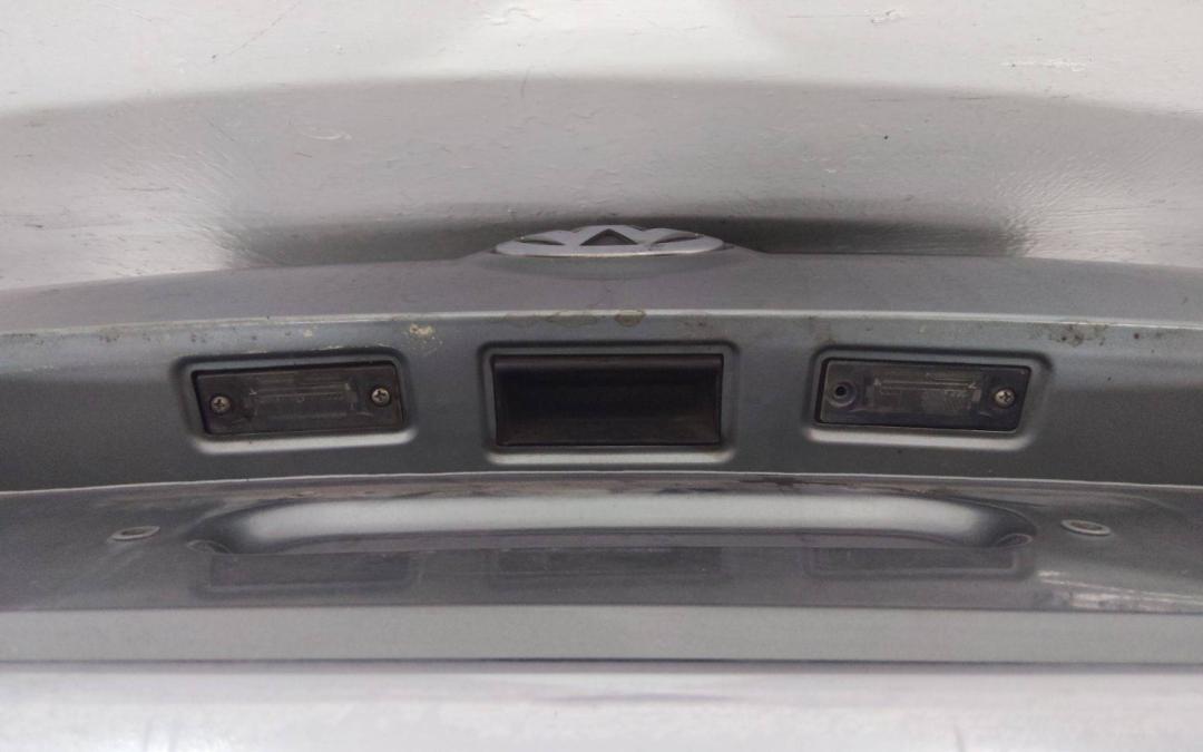 Кнопка открытия багажника ( в составе крышки багажника) Volkswagen Passat B6 2007, универсал - фото №1