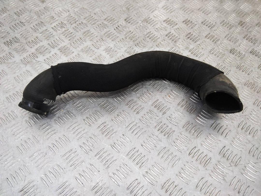 патрубок интеркулера Audi Q5 8R 2009, 2.0 л., бензин, 8R0145738M - фото №1