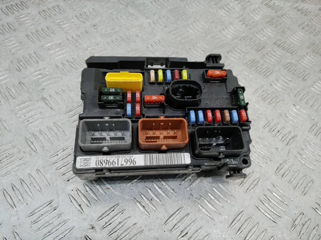 блок предохранителей Citroen C3 2 поколение 2011, 9667199680, R08 - фото №1