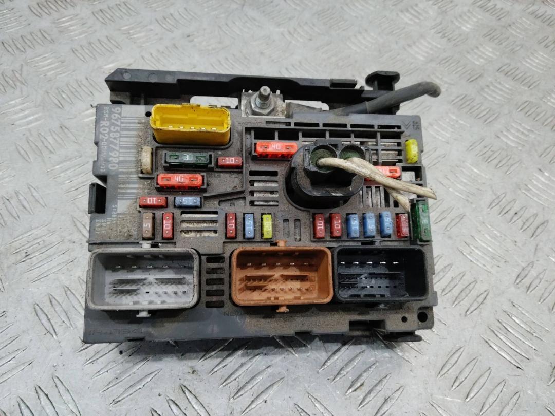 блок предохранителей Peugeot 5008 1 поколение 2011, 9675877980, R02 - фото №1