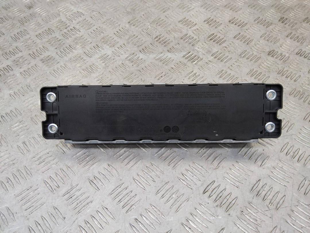 подушка безопасности коленная Mercedes-Benz C-Класс W205/S205/C205 2016, A2058600302 - фото №1
