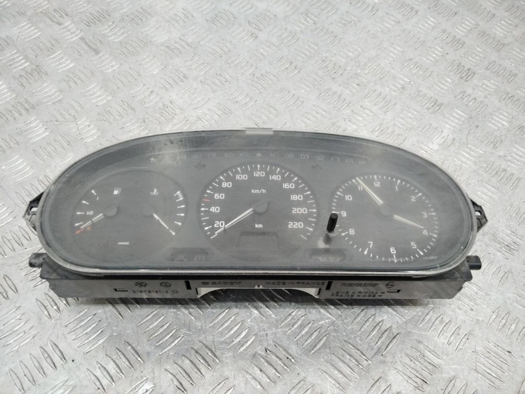 щиток приборов (приборная панель) Renault Megane 1 поколение 1998, 215781612 - фото №1