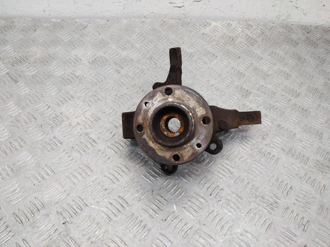 кулак поворотный правый Renault Logan 1 поколение 2008, 1.5 л., дизель - фото №1