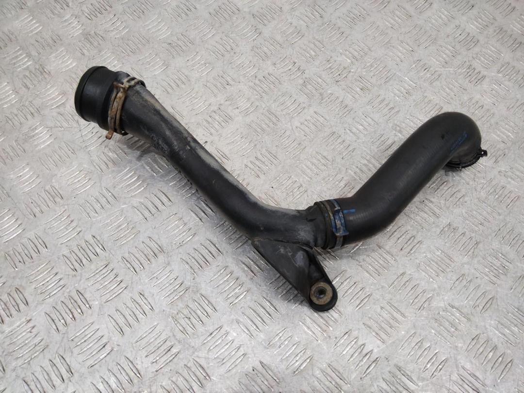 патрубок интеркулера Volkswagen Golf 4 поколение 2000, 1.9 л., дизель, 1J0145828H - фото №1