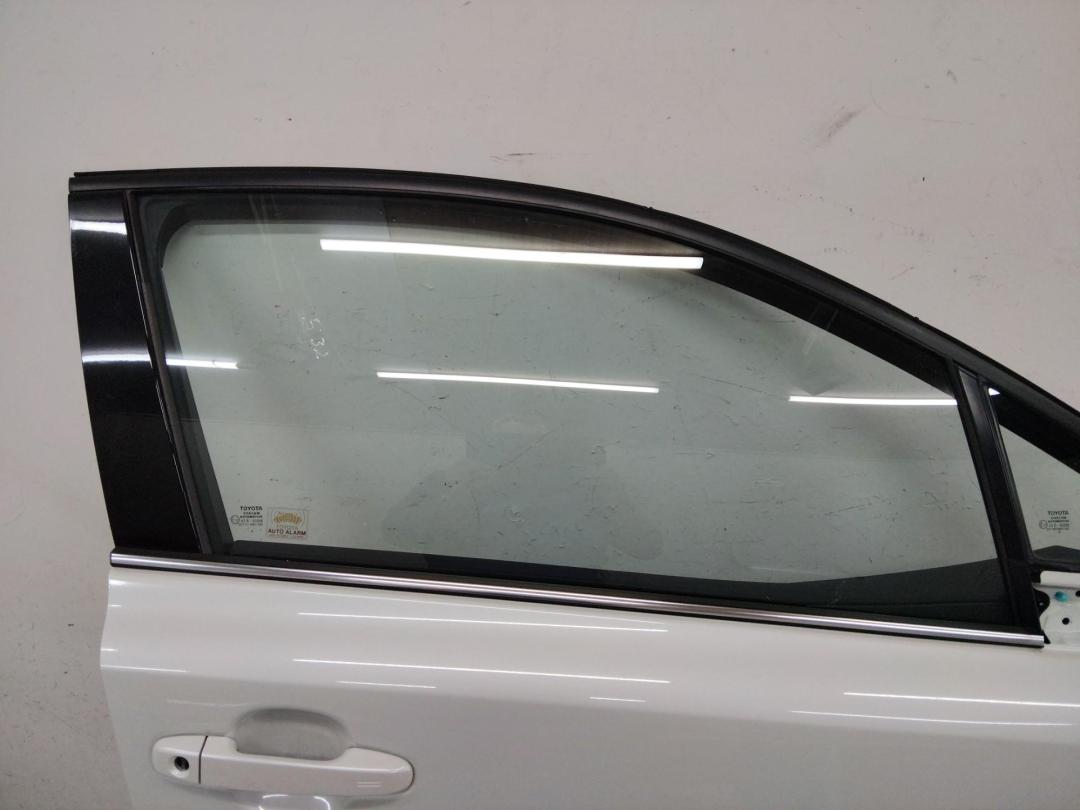 стекло двери передней правой Toyota C-HR 1 поколение 2018 - фото №1
