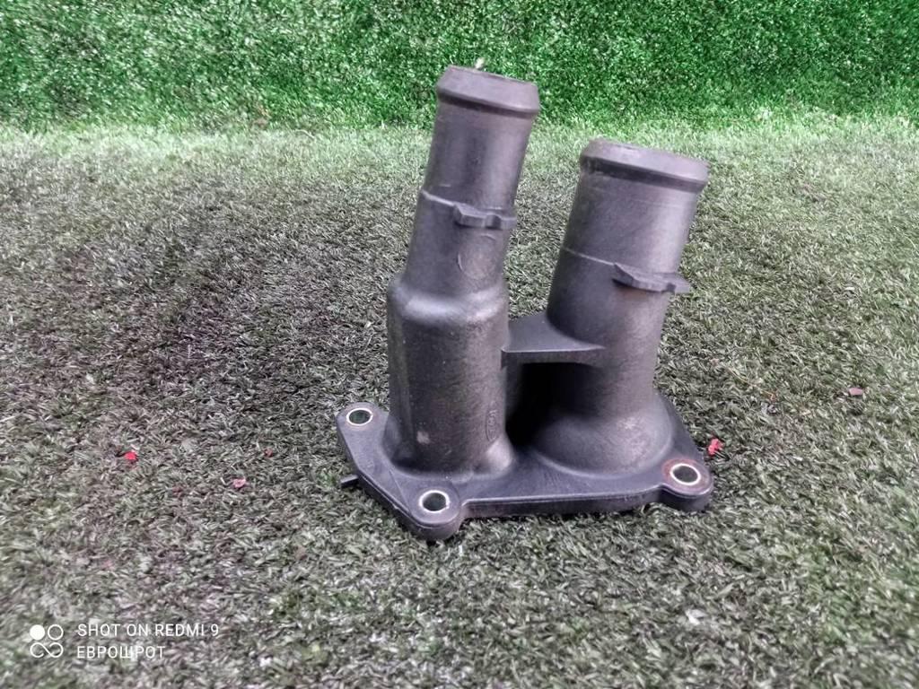 корпус термостата Ford Focus II рестайлинг (2007—2011) 2010, 1.6i SIDA, 2S6G9K478BC - фото №1