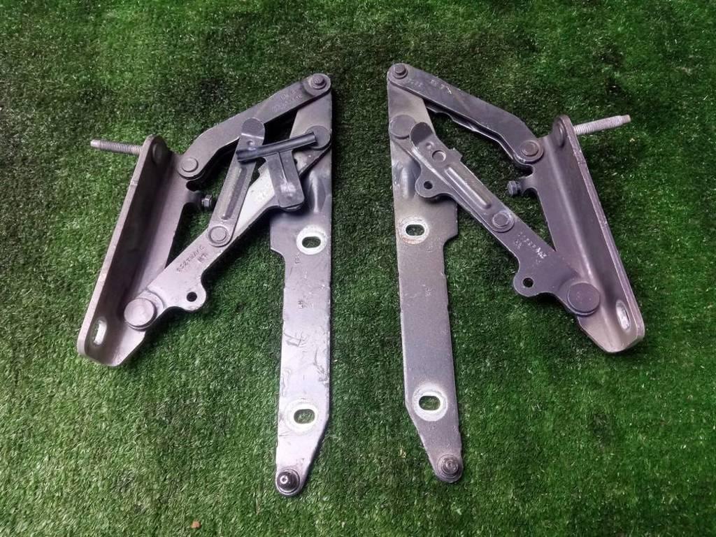 петля капота Land Rover Discovery III (2004—2009) 2008, BKB780021 - фото №1