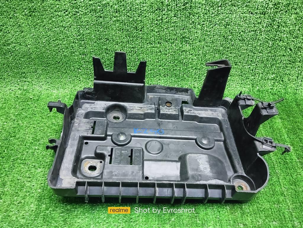 полка аккумулятора Opel Corsa D рестайлинг (2010—2011) 2010, 1.4i Z14XEP, 13235642 - фото №1