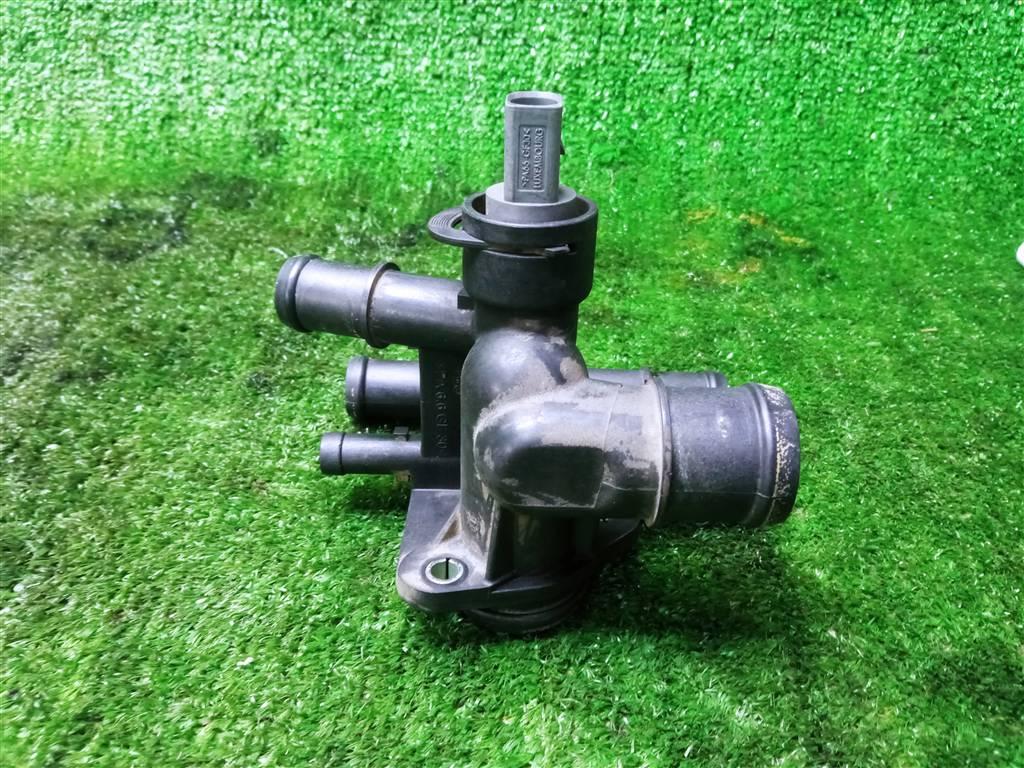 фланец (тройник) системы охлаждения Volkswagen Passat B6 (2005—2010) 2008, 2.0TFSI BPY 080373, 06F121133G - фото №1
