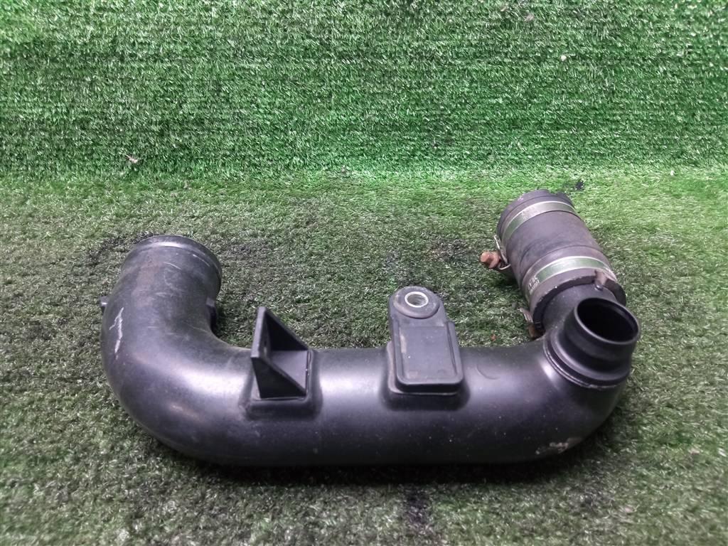 патрубок интеркулера Opel Corsa D рестайлинг (2010—2011) 2010, 1.3TD Z13DTJ, 55557415 - фото №1