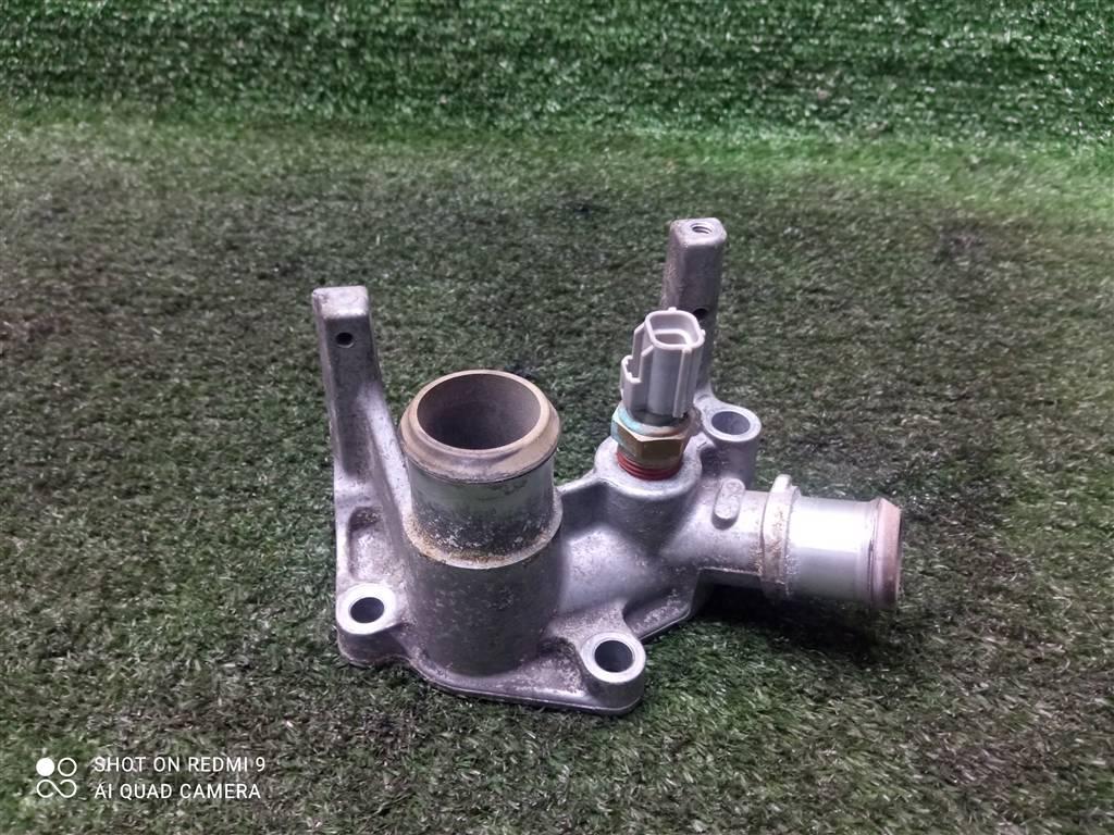 фланец (тройник) системы охлаждения Ford Focus II рестайлинг (2007—2011) 2010, 1.6i SHDA 7L01717, 1N1G8594 - фото №1