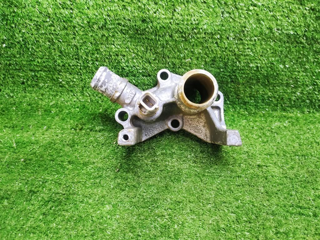 фланец (тройник) системы охлаждения Ford Focus II рестайлинг (2007—2011) 2010, 1.6i HXDB, 1N1G8594 - фото №1