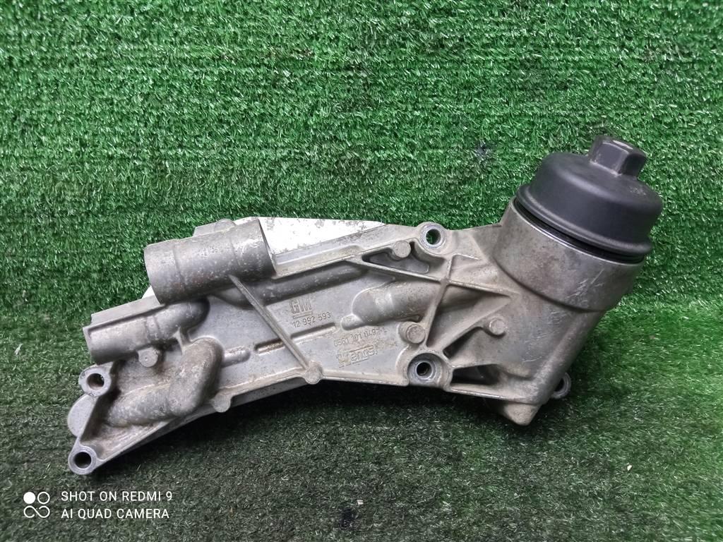 корпус масляного фильтра Opel Astra H рестайлинг (2006—2014) 2012, 1.8i Z18XER, 12992593 - фото №1
