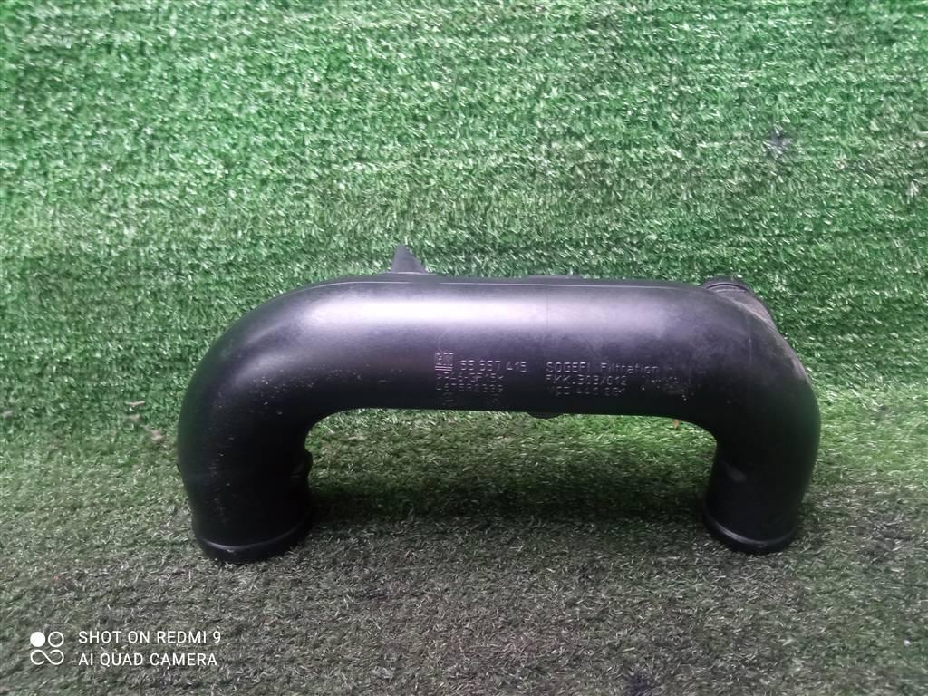 патрубок интеркулера Opel Corsa D рестайлинг (2010—2011) 2010, 1.3TD Z13DTJ, 55557415 - фото №1