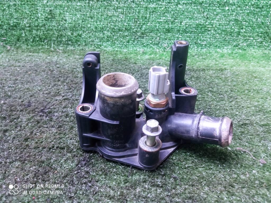 фланец (тройник) системы охлаждения Ford Fusion I рестайлинг (2005—2012) 2010, 1.4i FXJA, 7M5G8K556AC - фото №1