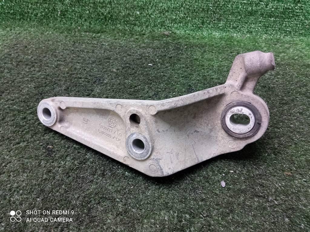 кронштейн КПП Opel Corsa D рестайлинг (2010—2011) 2010, 1.4i Z14XEP, 13130723 - фото №1