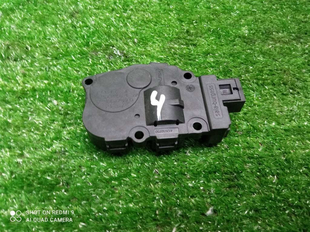 моторчик заслонки печки BMW X1 F48 (2015—2019) 2018, 2.0T B48A20A, 64119321034 - фото №1