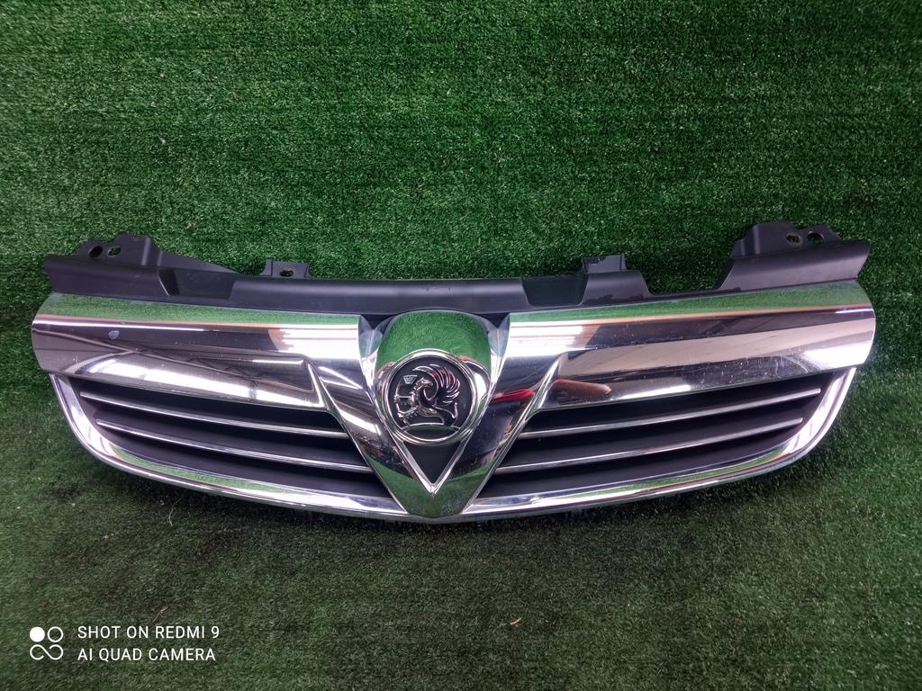 решетка радиатора Opel Zafira B рестайлинг (2008—2014) 2012, 1.6i Z16XER, 13247327 - фото №1