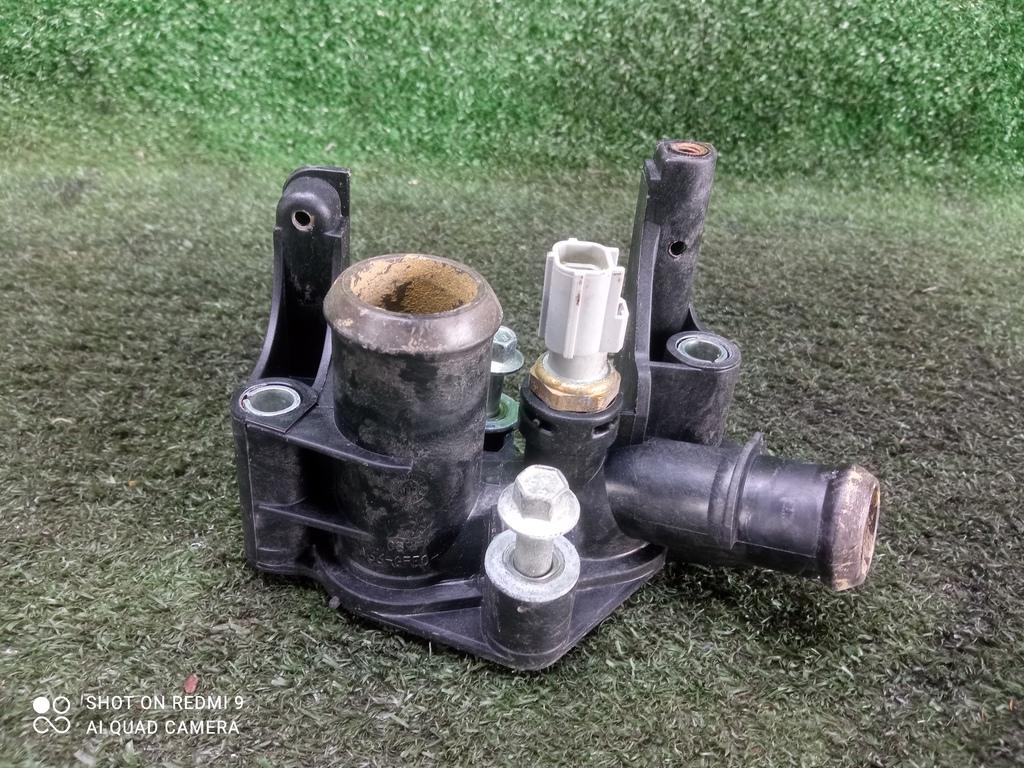 фланец (тройник) системы охлаждения Ford Focus II рестайлинг (2007—2011) 2010, 1.6i SIDA, 7M5G8K556AO - фото №1