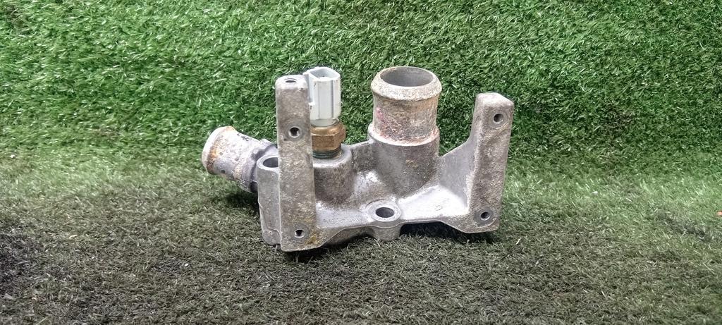 фланец (тройник) системы охлаждения Ford Fusion I рестайлинг (2005—2012) 2007, 1.4i FXJA, 1N1G8594 - фото №1