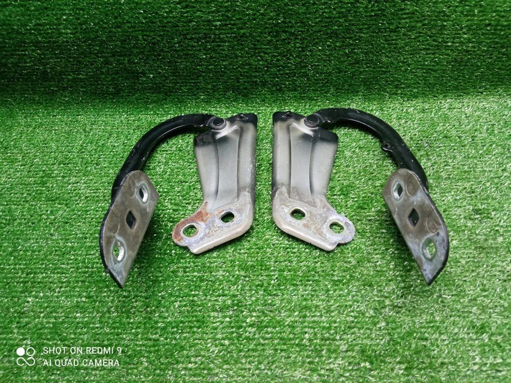 петля капота Ford Focus III (2011—2015) 2013, 1.6i IQDB BU67941, BM51A16800AB - фото №1