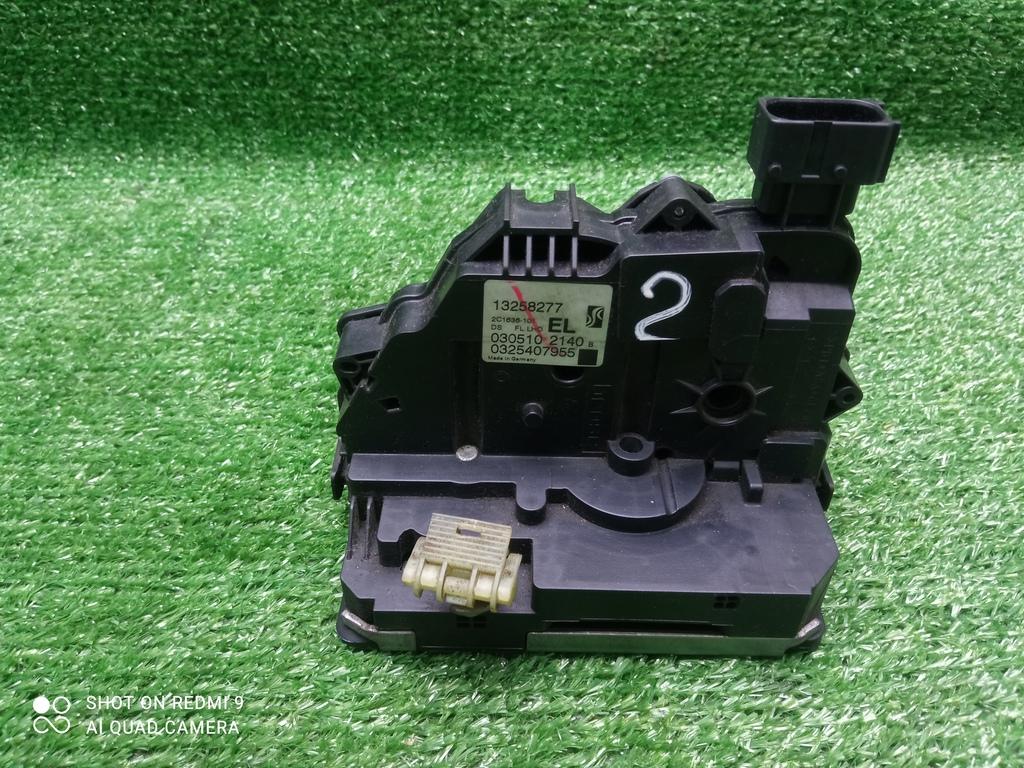 замок двери передней левой Opel Corsa D (2006—2010) 2009, 1.4i Z14XEP, 13258277 - фото №1