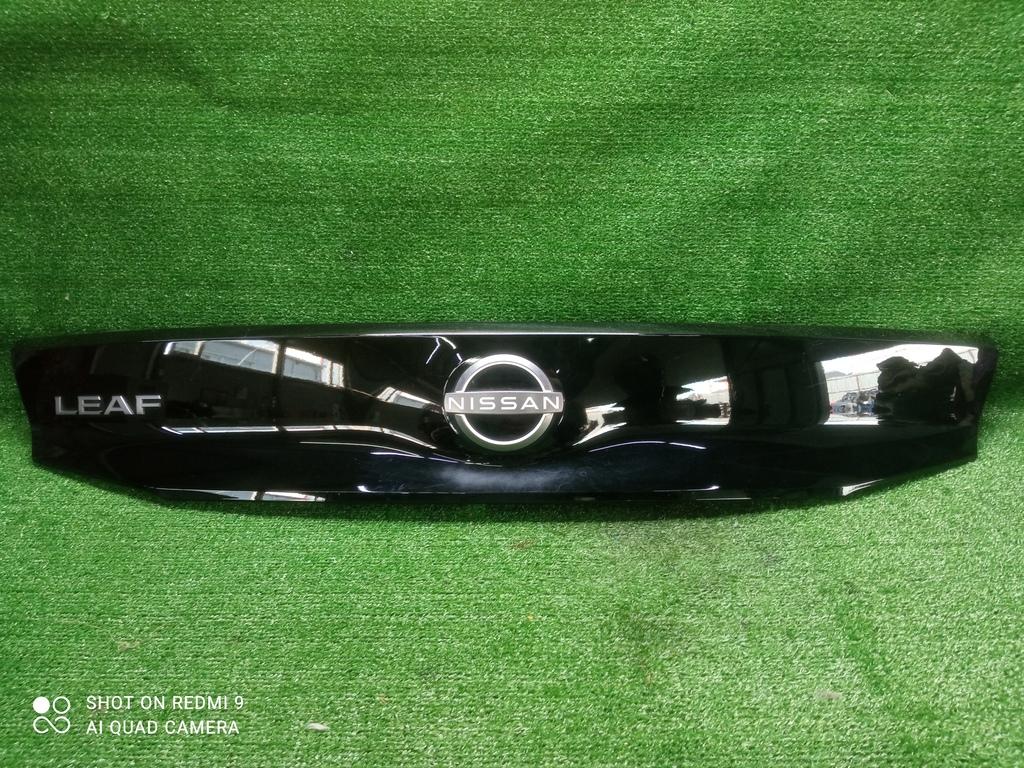 молдинг крышки багажника Nissan Leaf II (2017—2025) 2022, EM57, 908105SH0A - фото №1