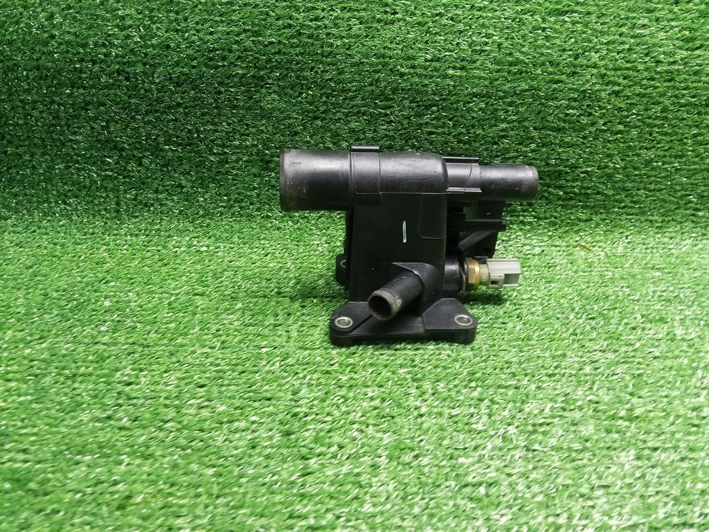 фланец (тройник) системы охлаждения Ford Focus II рестайлинг (2007—2011) 2010, 1.8i QQDB, 6G9G8K556AA - фото №1