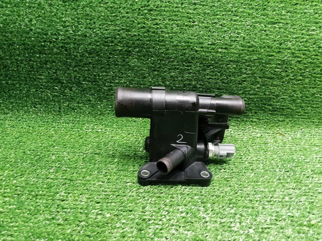 фланец (тройник) системы охлаждения Ford Focus II рестайлинг (2007—2011) 2010, 1.8i QQDB, 6G9G8K556AA - фото №1