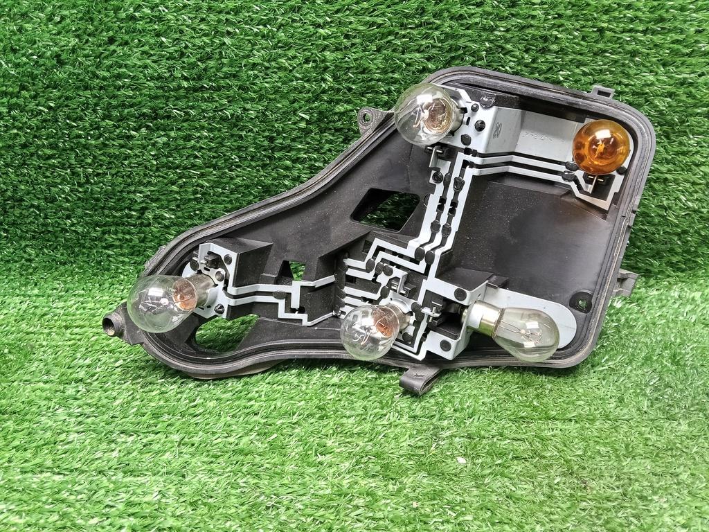 панель заднего фонаря Opel Astra H рестайлинг (2006—2014) 2011, 1.8i Z18XER, 93180363 - фото №1