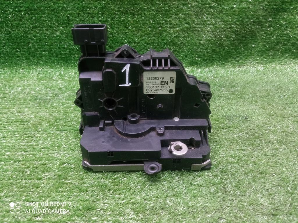 замок двери передней правой Opel Corsa D (2006—2010) 2009, 1.4i Z14XEP, 13258279 - фото №1