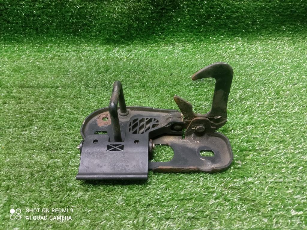 захватный крюк капота Volkswagen Passat B6 (2005—2010) 2008, 2.0TD CBAB, 3C0823480A - фото №1