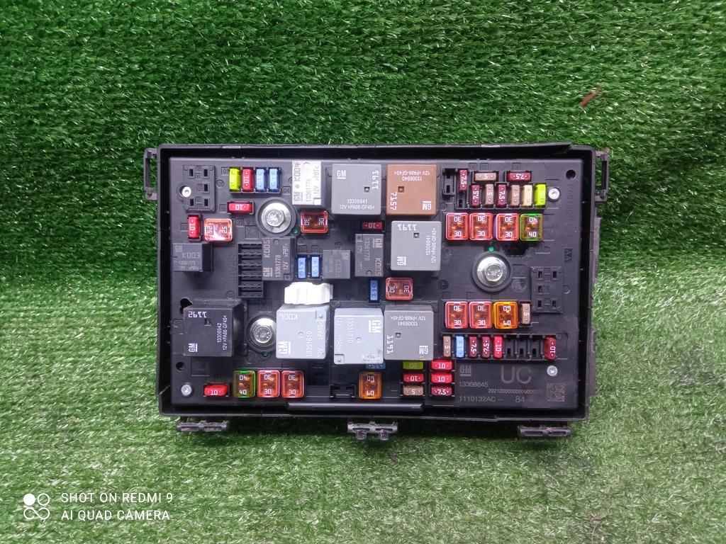 блок предохранителей Opel Astra J (2009—2012) 2011, 2.0TD A20DTH, 13368645 - фото №1