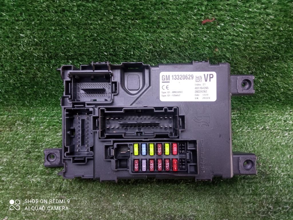 блок предохранителей Opel Corsa D рестайлинг (2010—2011) 2011, 1.2i A12XEP, 13320629 - фото №1