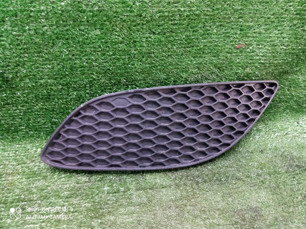 заглушка (решетка) в бампер Opel Zafira B рестайлинг (2008—2014) 2011, 1.6i Z16XER, 13247320 - фото №1