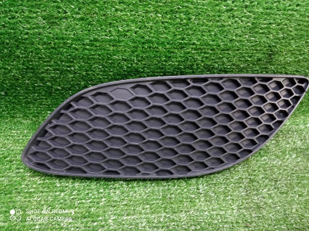 заглушка (решетка) в бампер Opel Zafira B рестайлинг (2008—2014) 2011, 1.6i Z16XE1, 13247320 - фото №1