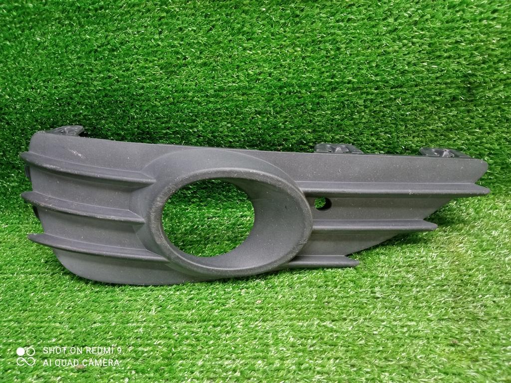 заглушка (решетка) в бампер Opel Astra GTC H рестайлинг (2006—2014) 2011, 1.8i Z18XER, 13110336 - фото №1